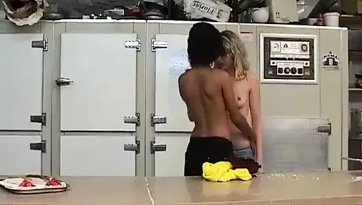 Zwei miezen spielen mit dildos in der Küche