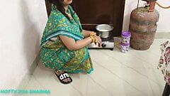 Sexo con desi bhabhi vistiendo un sari verde en la cocina