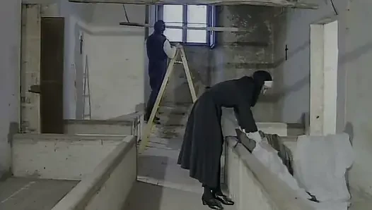 Der Arbeiter zerstört den arsch der klausurbierten nonne