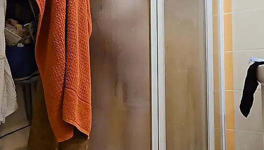 Симпатичная Толстушка-жена С Большими Мягкими Натуральными Сиськами И Большой Задницей Принимает Душ