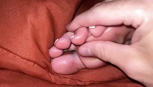 Jilat dan muasin kaki seksi tante seksi ini dengan keponakan tirinya yang langsing - roleplay