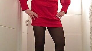 Nicki-Crossdress w seksownej czerwonej mini sukience, rajstopach i butach