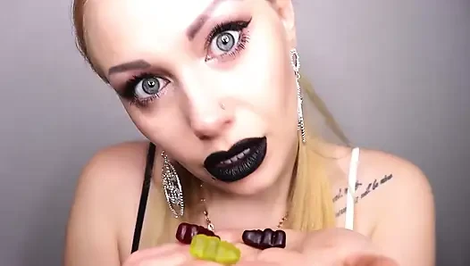 Riesin schluckt ihre schrumpfenden sklaven vor den Augen ihrer neuen Essensziele!