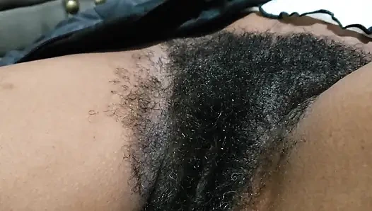 Kıllı amcık kız kendine güvenen enerji, ham kimya ve samimi bağlantı ile cesur ve şehvetli bir deneyimin tadını çıkarıyor