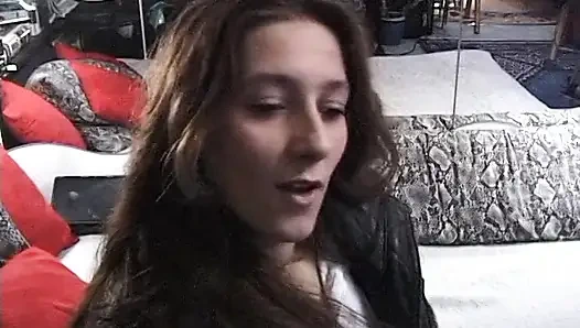 Büyük memeli orta yaşlı seksi kadın edepsiz amını tatmin ediyor
