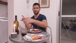 Jantar romântico - marido bonito goza na pizza -