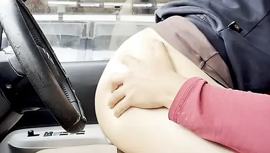 Ich überrede einen Fremden, riskanten sex im auto zu haben, er lässt mich viel schreien.
