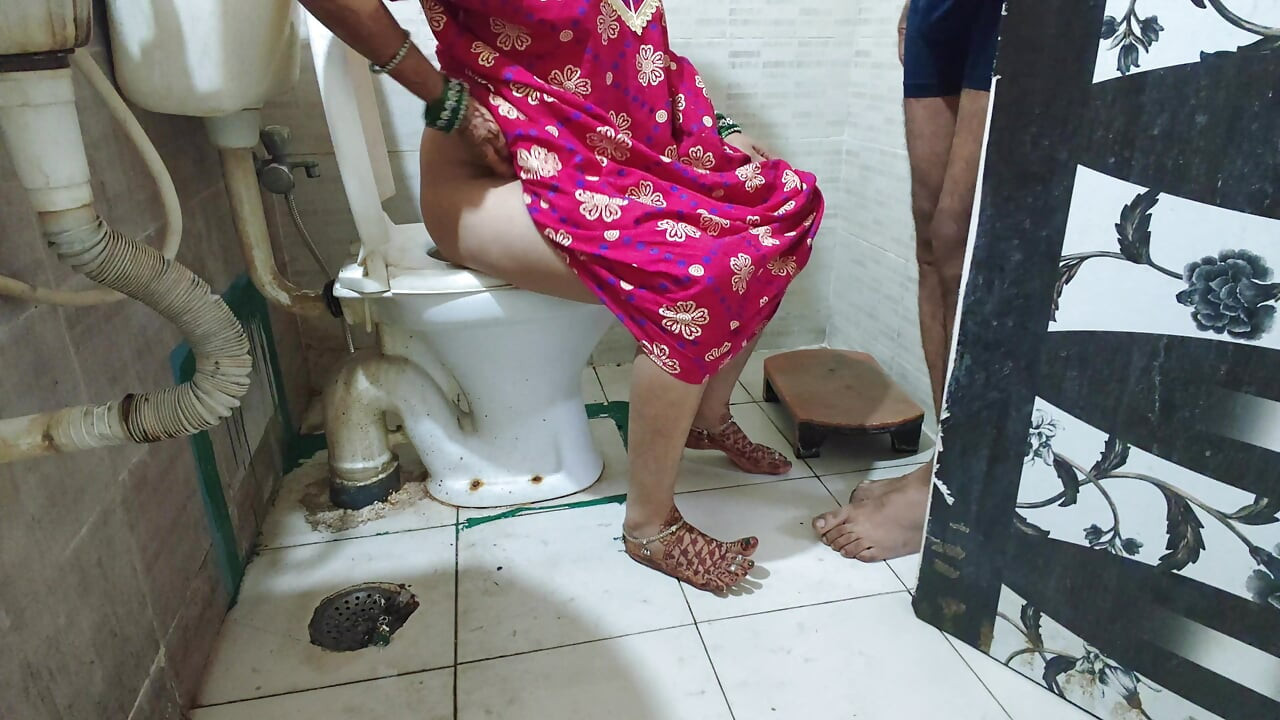 Bhabhi ko toilet mai hi choda diya devar ne