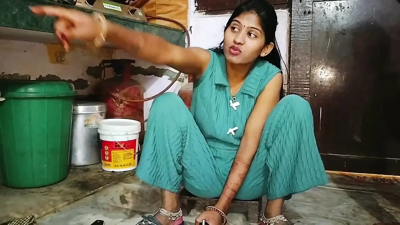 Üvey erkek kardeş üvey kız kardeşini yakaladı ve onunla sert sikişiyor. Ateşli genç üvey kız kardeşimi sikiyorum