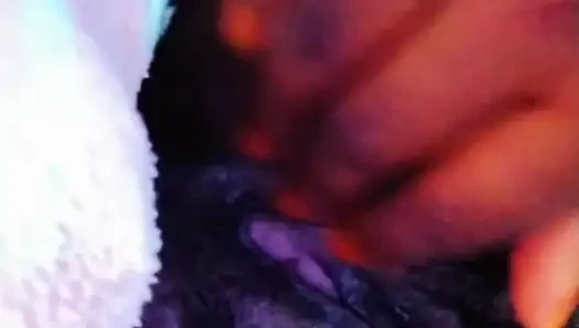 Allein im bett, meine muschi erfreut