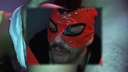 Cewek rambut pirang dengan masker lagi asik fingering beceknya sampai muncrat