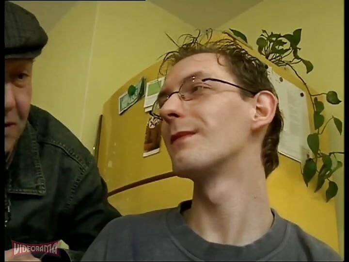 Štreberski par ima seks pred kamerom