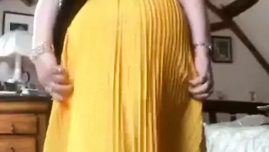 Puantiyeli sarı elbiseli