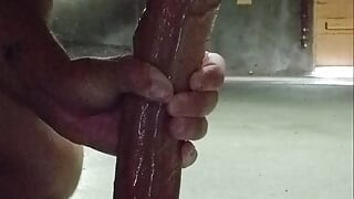Menghisap dildo bogel besar di garaj bawah tanah