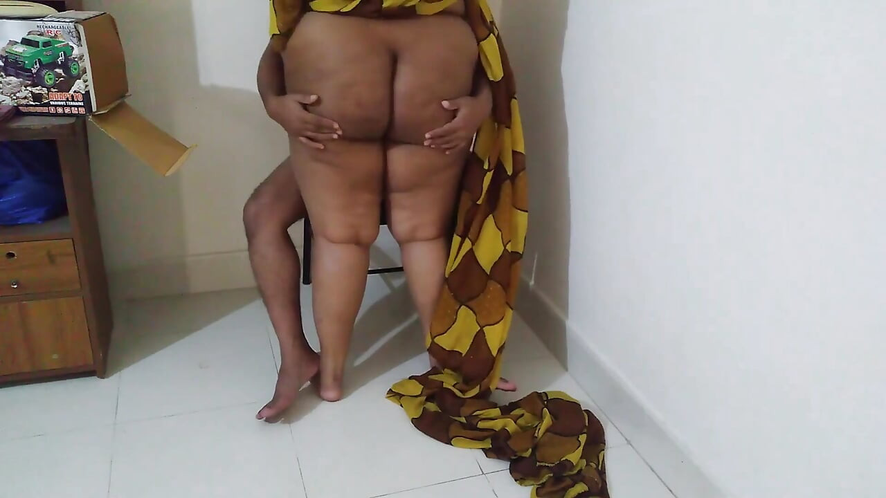 Dì hàng xóm góa phụ máy bay bà già Ấn Độ bước vào phòng của tôi và đụ tôi trong khi tôi đang thủ dâm