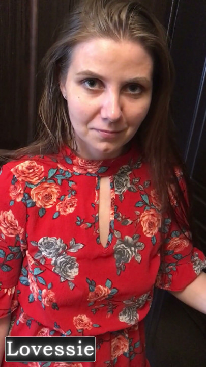 一个穿着红色连衣裙的性感熟女在阳台上吸她邻居的鸡巴，然后邀请他回她家 - Lovessie | 短片 2