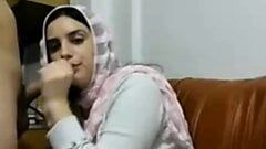 Uomo americano scopa ragazza musulmana araba a casa sua