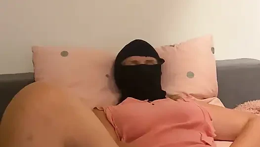 ANNA заставляю себя на кровати с киской