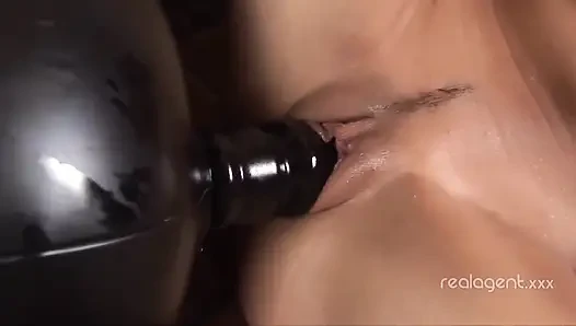 Muhteşem Rus güzel kadın geniş deliklerine bolca harika dildo sokuyor