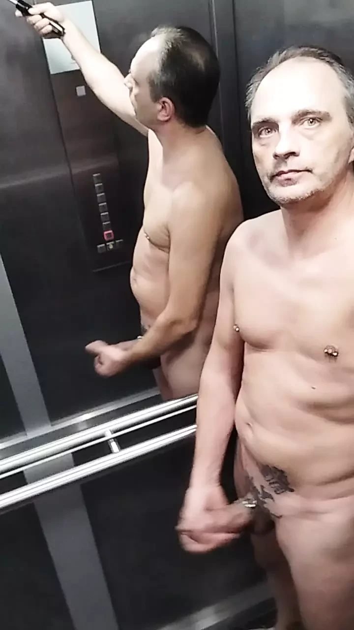 Çıplak ve merdiven boşluğunda mastürbasyon yapıyor