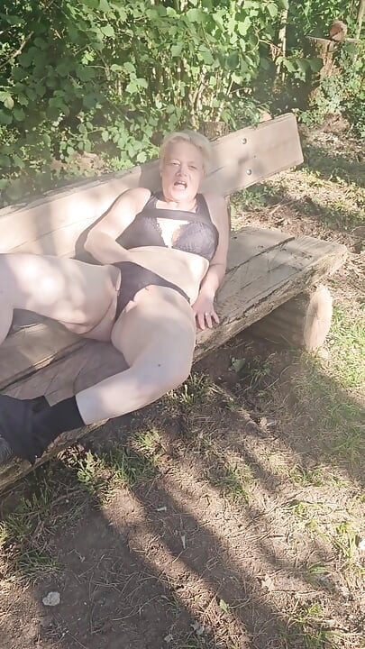 Solo užitak za zrelu MILF-icu u prirodi