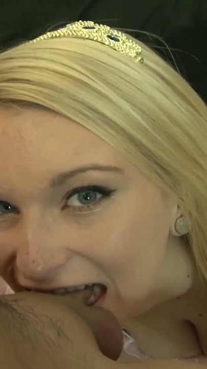 Notgeile Blonde Schoenheit auf dem Oktoberfest aufgerissen und gefickt | Clip 1