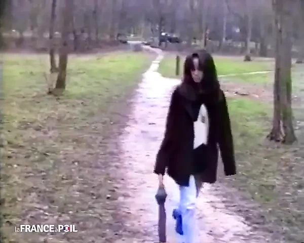Una joven en completa ruptura se acercó a nuestro casteur en un parque.