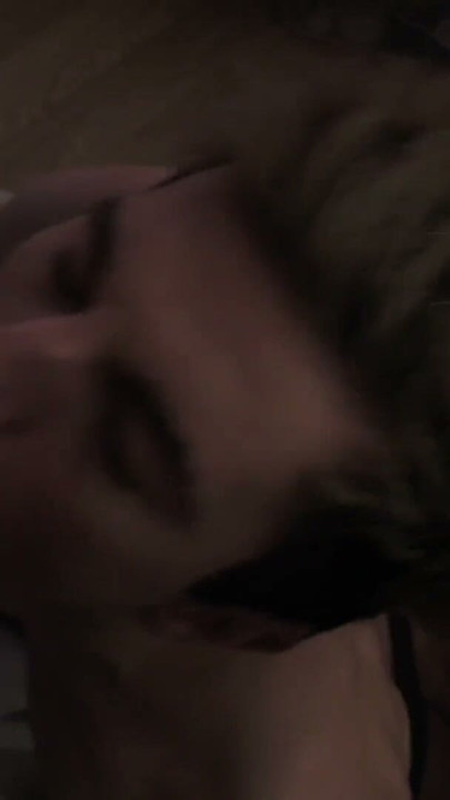 Belde een student op bezoek en neukte hem lief met een grote lul | Clip 2