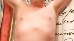 Greg Kuester scheert zijn hele lichaam een ​​mietje dat hij is