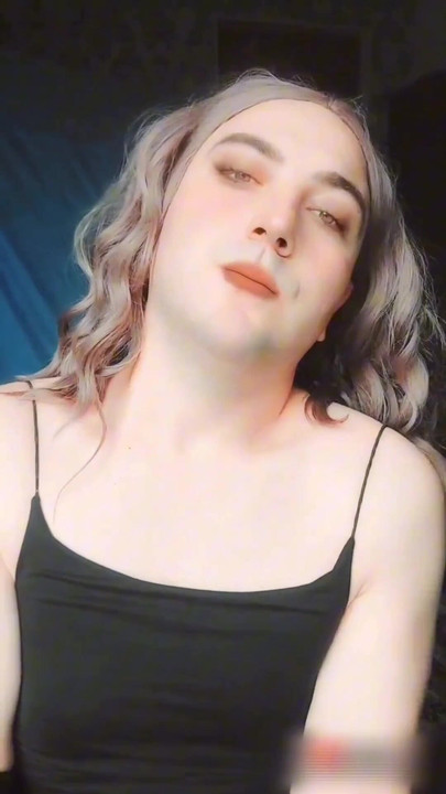 Kultni trenutak iz "Sissy Big Size Man Majice Seksi Mini Vruća Kurva Crossdresser Kitty White, Velika Guza, Velika Guza, Lady Boy, Ona je"