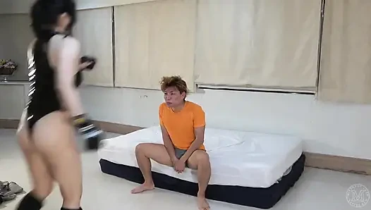 Götten atlıyor, insan trambolini, insan futbol topu, ayak tokatlaması, amazon pozisyonu sadist kadın başkan tarafından yüze oturma