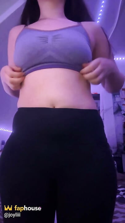 Joyliii Fingering Pussy