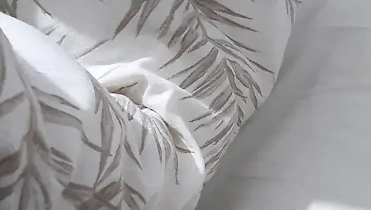 Stiefmutter ohne höschen unter dem rock im bett mit stiefsohn mit großer erektion