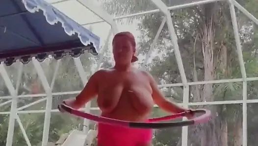 Regentags oben-ohne training am pool! Wären Sie mein persönlicher Trainer?
