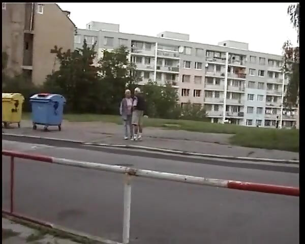 Obejrzyj tego Bebe z Niemiec siusiu w przestrzeni publicznej