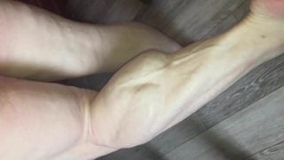 Pernas musculosas, panturrilhas com veias