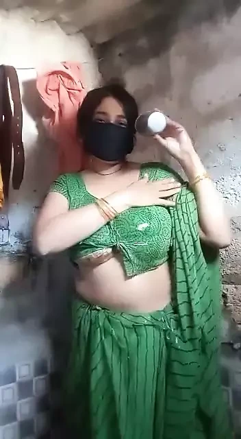 Desi bhabhi taking bath