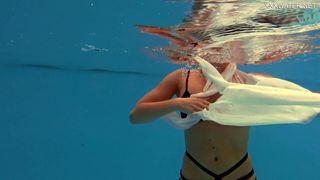 As garotas russas mais gostosas na piscina em 4k