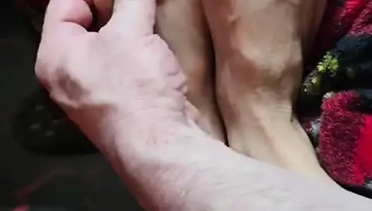 Melove seksi küçük küçük ayakları temizliyor