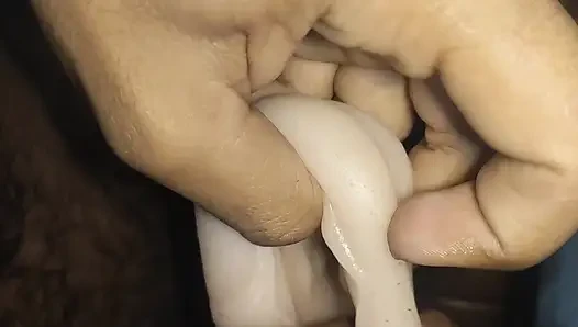 Yalnız oğlan seks oyuncağıyla mastürbasyon yapıyor