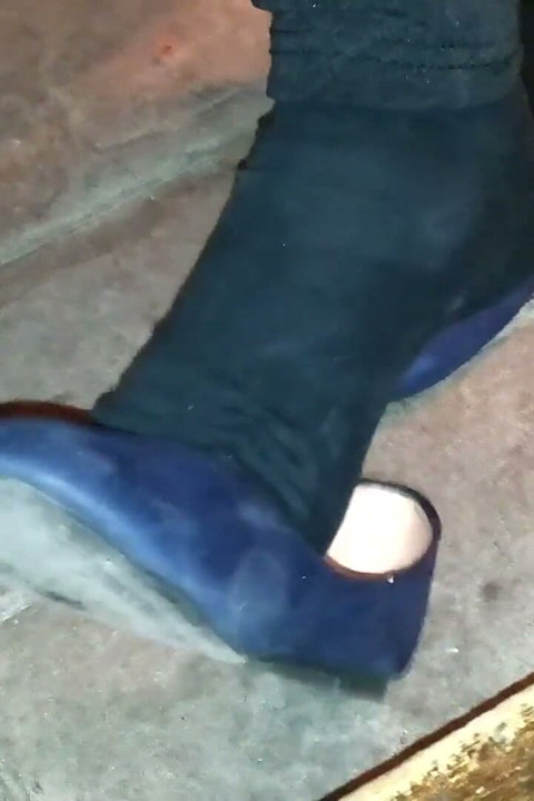 Baumeln in blauen ballettwohnungen in einer bar