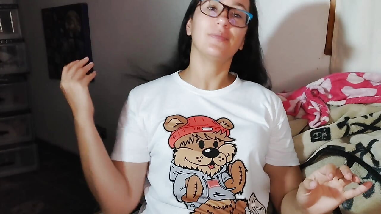 Brittany masturbiert und wird am ende mit goldenen duschen durchnässt