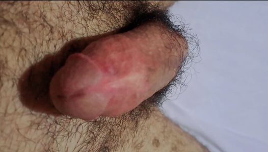 Morrocino, Nella camera da letto, un giovane con un grosso pene si masturba da solo