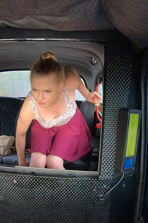 Fake taxi - la rusa caliente Lucy Heart prueba salchicha inglesa