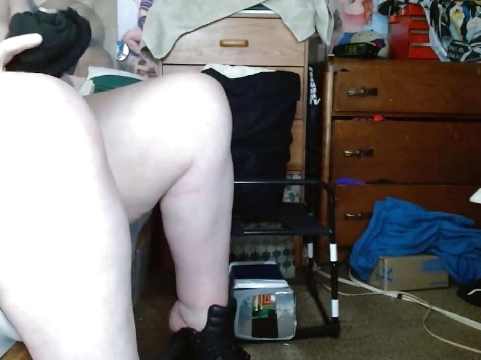 Fat Cross dresser bouncing its tits while taking a dildo in asshole