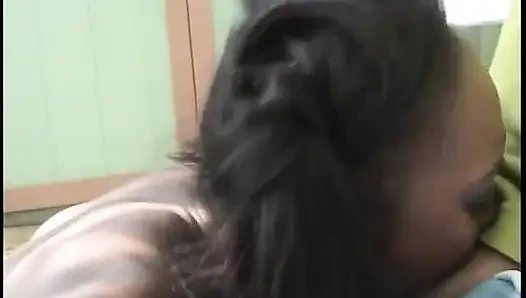Чернокожая крошка Randy принимает хуй в ее щель и рот