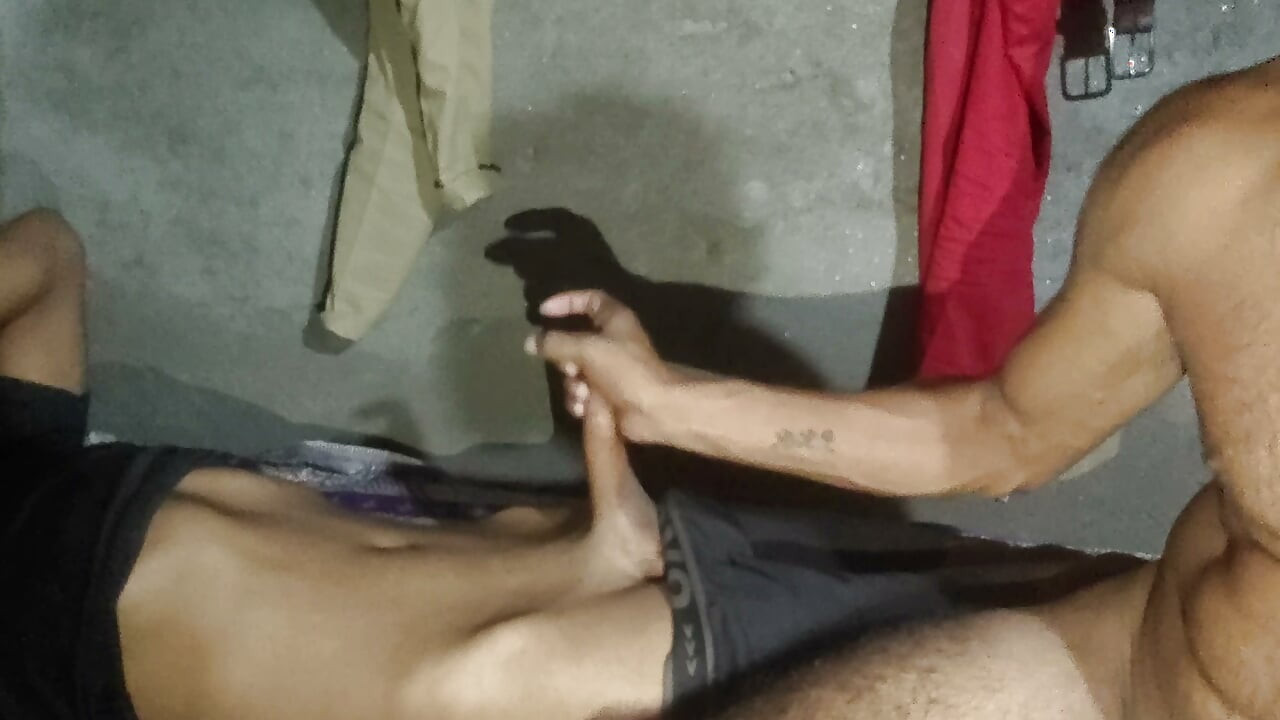 Bada Vishal land per bithakar dost ko ki Gand ki chudai hot tarike se Desi boy