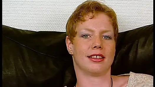 Kısa saçlı genç kız oyuncu seçmelerinde sıkı göt deliğini parmaklatıyor