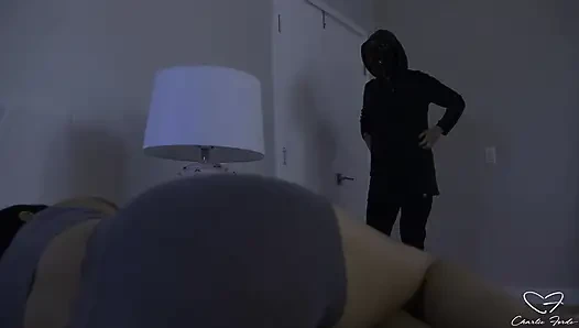 Orta yaşlı seksi kadın Dana Vespoli onu baştan çıkardıktan sonra Charlie Fordes'un götüne yumruk sokuyor