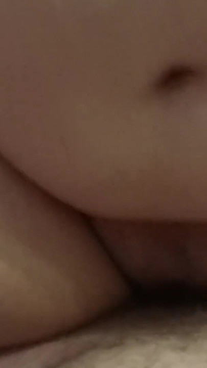 Milfa se jebe u njeno usko dupe. | Klip 1